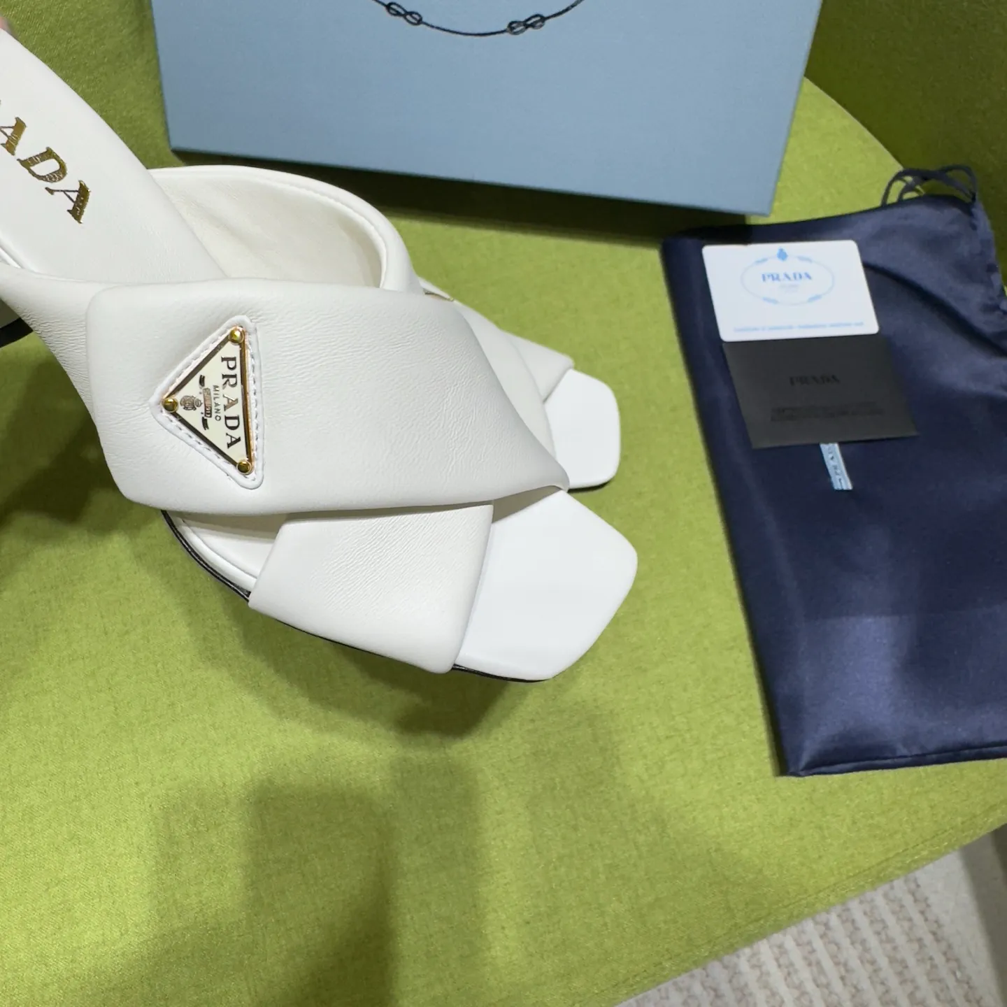 👟👟Ex-factory price 540👟👟 Prada 25ss new style for early spring🔥🔥✨ 🌟 Recommended by major bloggers in Xiaohongshu, developed 1-1 to highlight classic charm. Open molded outsole. Imported mixed breed sheep lining. This sandal embodies a modern design with Nappa leather, a soft-touch padding that accentuates the silhouette. Decorated with an enameled triangle metal logo for added recognition. Enamel-coated metal triangle logo Leather sole decorated with metal letter logo Lacquered heel, height 65 mm Size: 35 to 42 (40-42 customized, non-refundable)